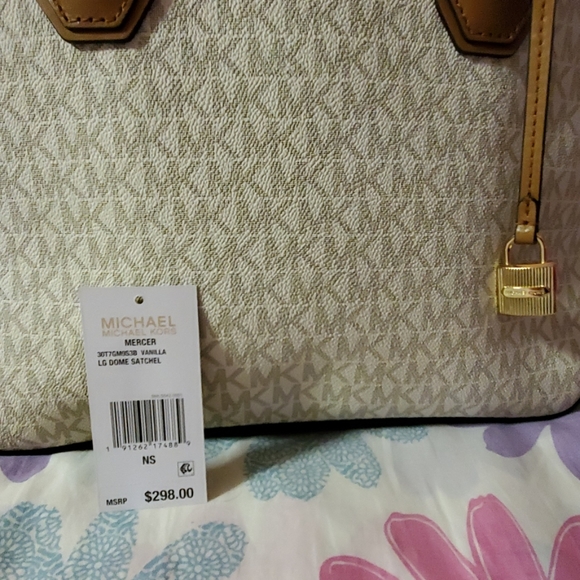 👜 Michael Kors Vanilla Mercer Large Dome Satchel - Picture 2 of 7